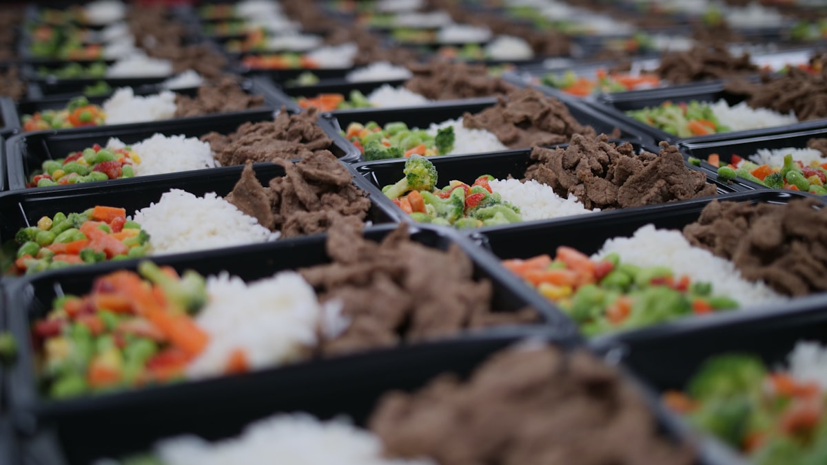 Makanan seimbang dengan berbagai kelompok nutrisi