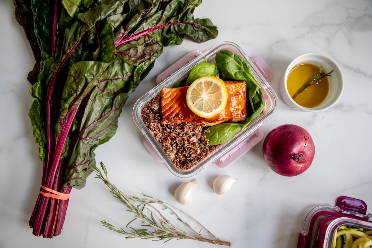 Smoothie bowl dengan buah dan granola